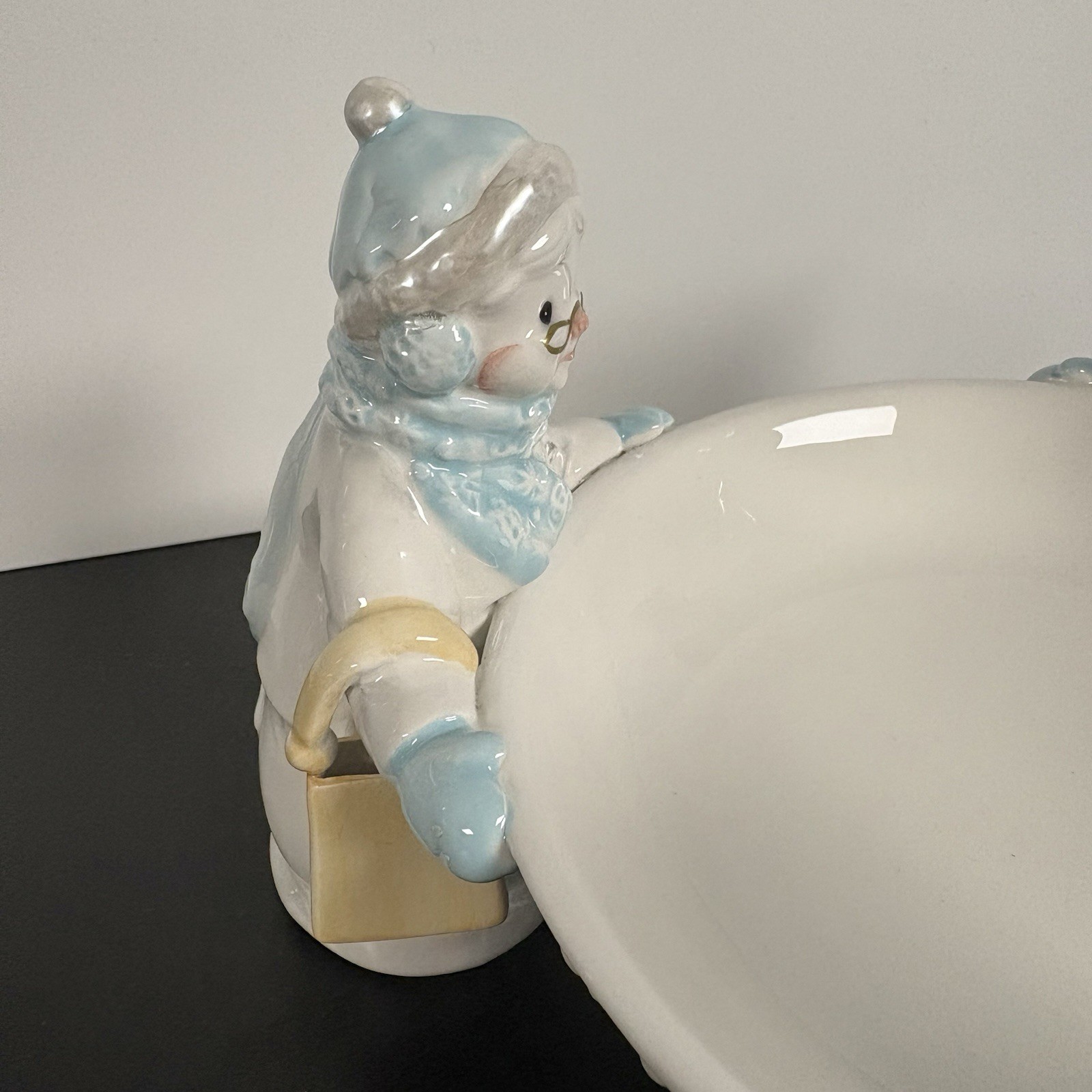 Avon Exclusive 2002 ‘SnowLady’ Christmas Holiday Pottery Candy Dish Decor