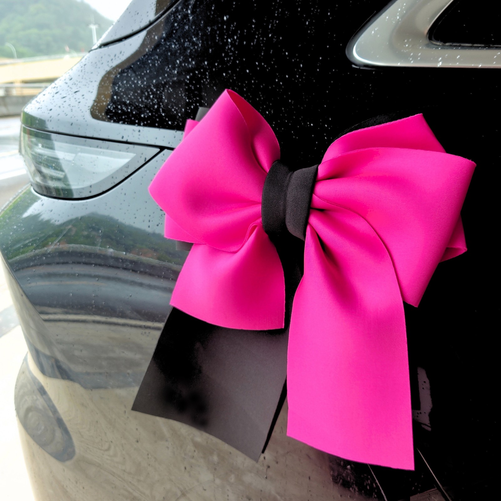 The bow tie stickers can be used on cars, at home, and in other scenarios