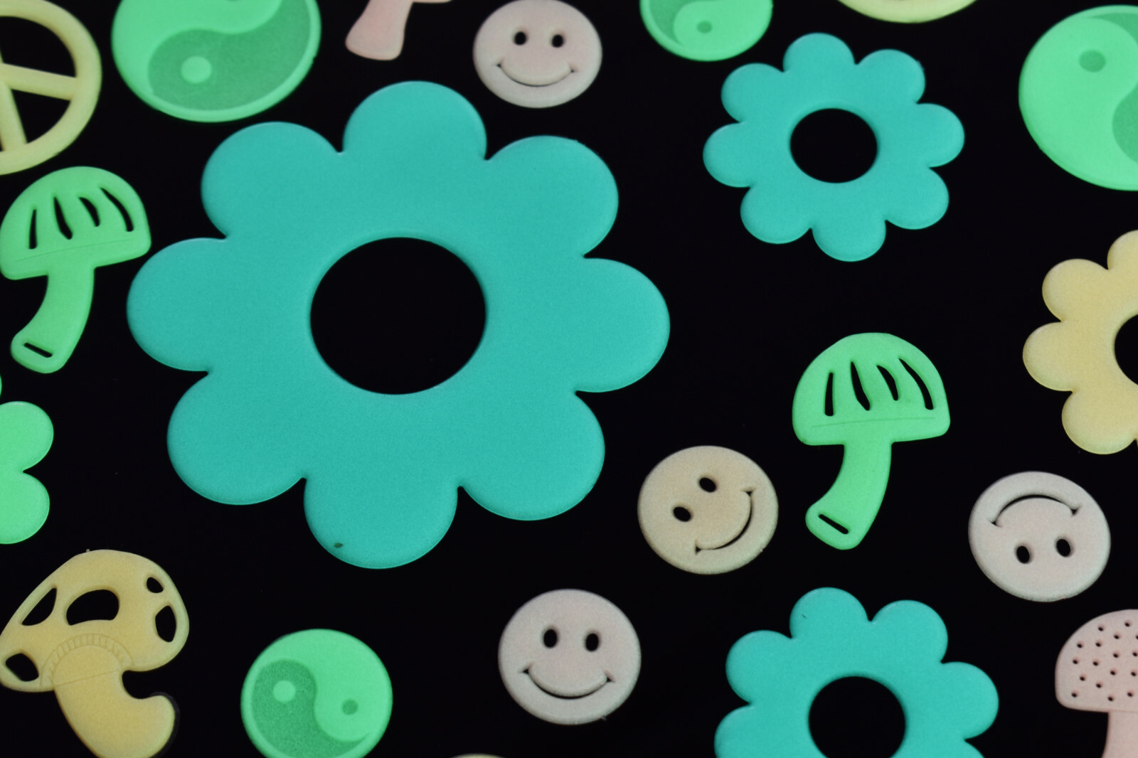 DirectGlow 24pc Glow in the Dark Luminous Sixties Plastic Fun Wall Ceiling Decor