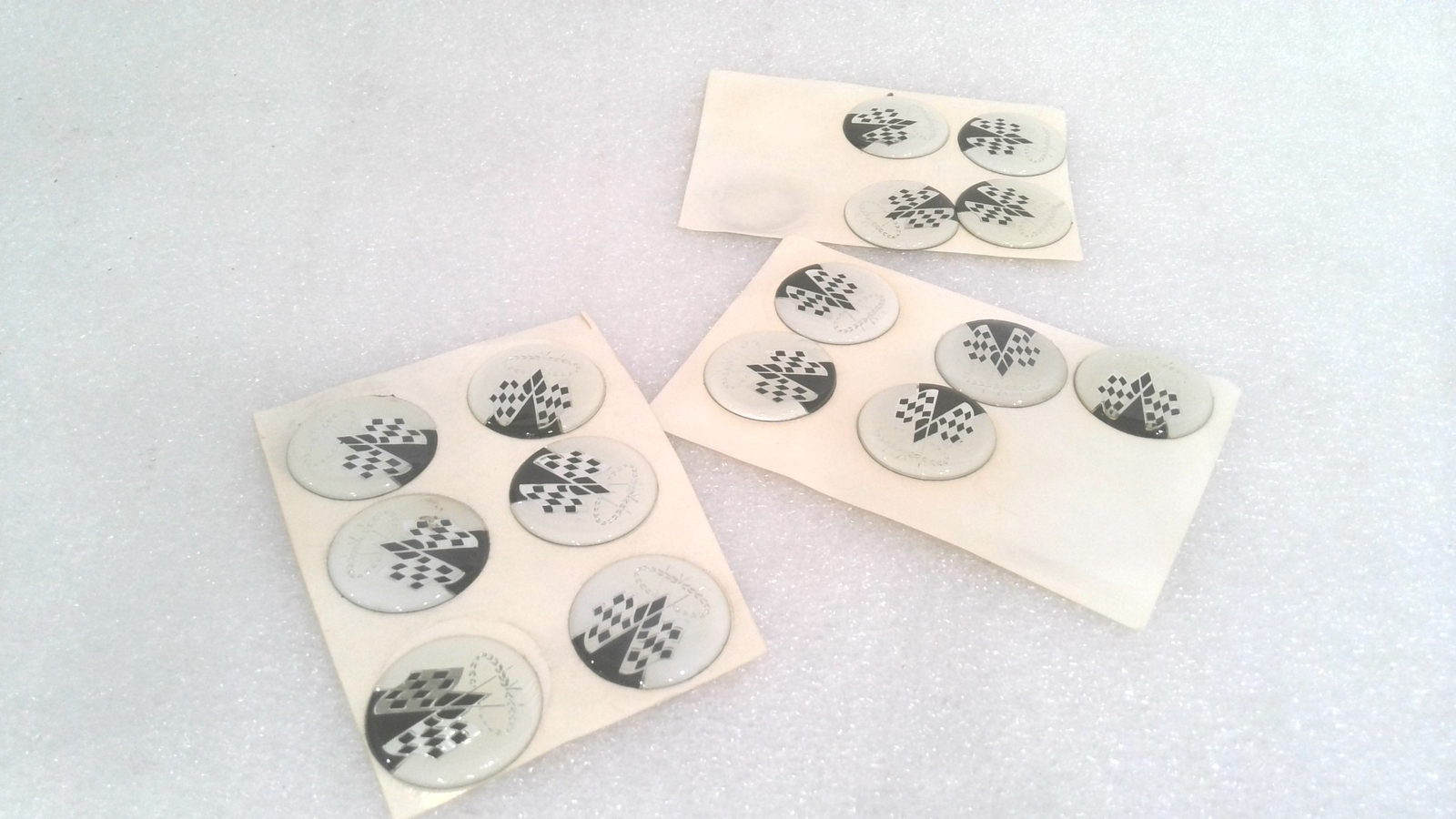 RACING FLAGS DOMED STICKER, WHITE/SILVER/BLACK, 2.5 MM X 1.1" (LOT OF 24)