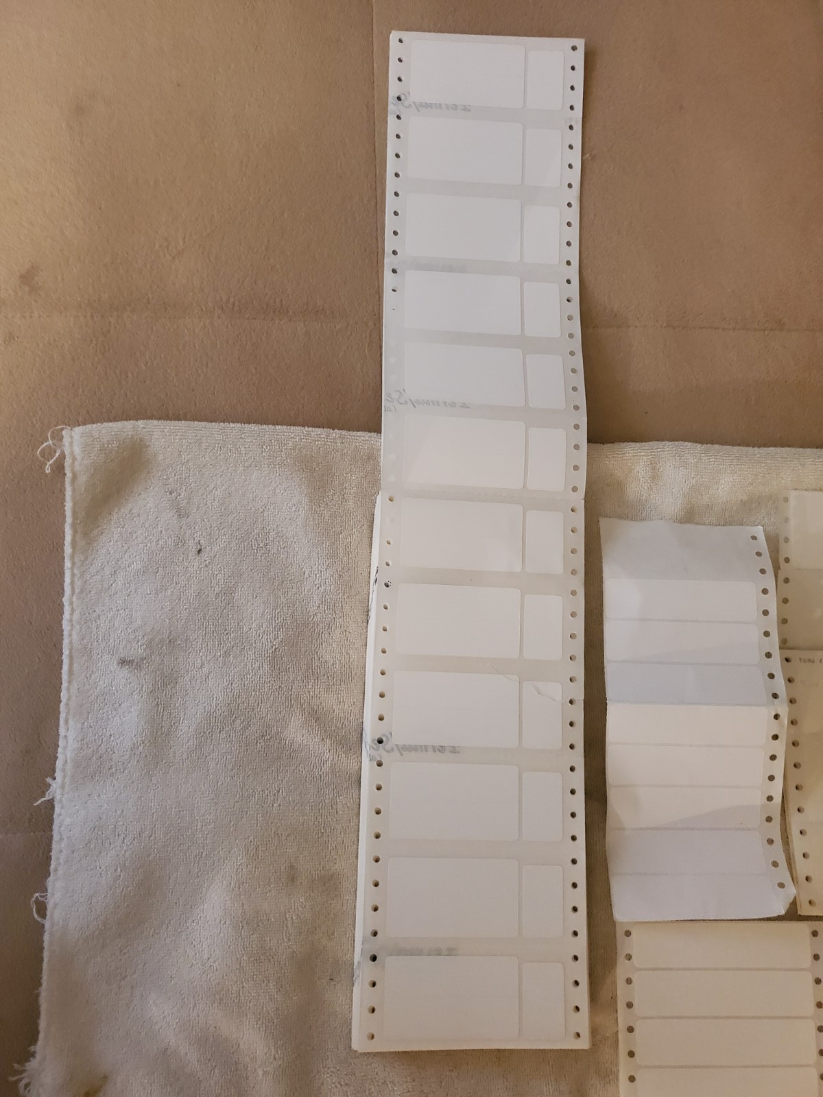 Peel & Stick White Labels Various Shapes x 2100 4 Different Sizes Many Uses