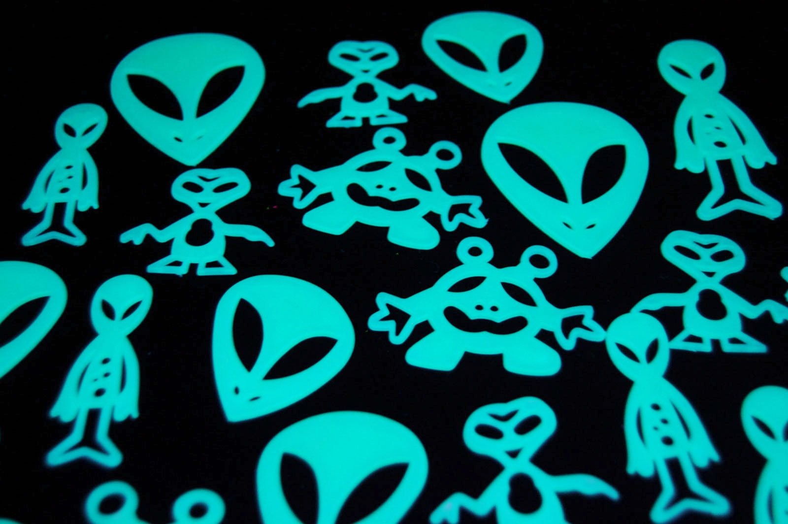 DirectGlow 24 Piece Glow in the Dark Aliens Wall Ceiling 1.25 inches, green