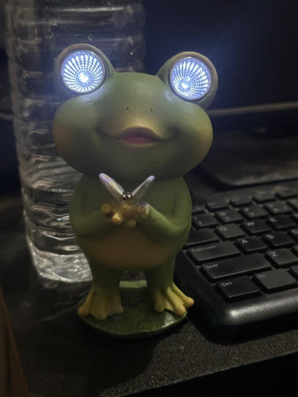 KRAFTSKALA Playful Solar-Powered Resin Adorable Frog Statue – Auto Light-Up Eyes
